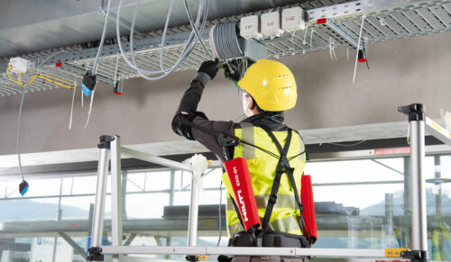Das Hilti EXO-O1 entlastet den Anwender bei seriellen Schraubarbeiten, die über der Schulter oder über dem Kopf ausgeführt werden müssen. (Foto: Hilti)