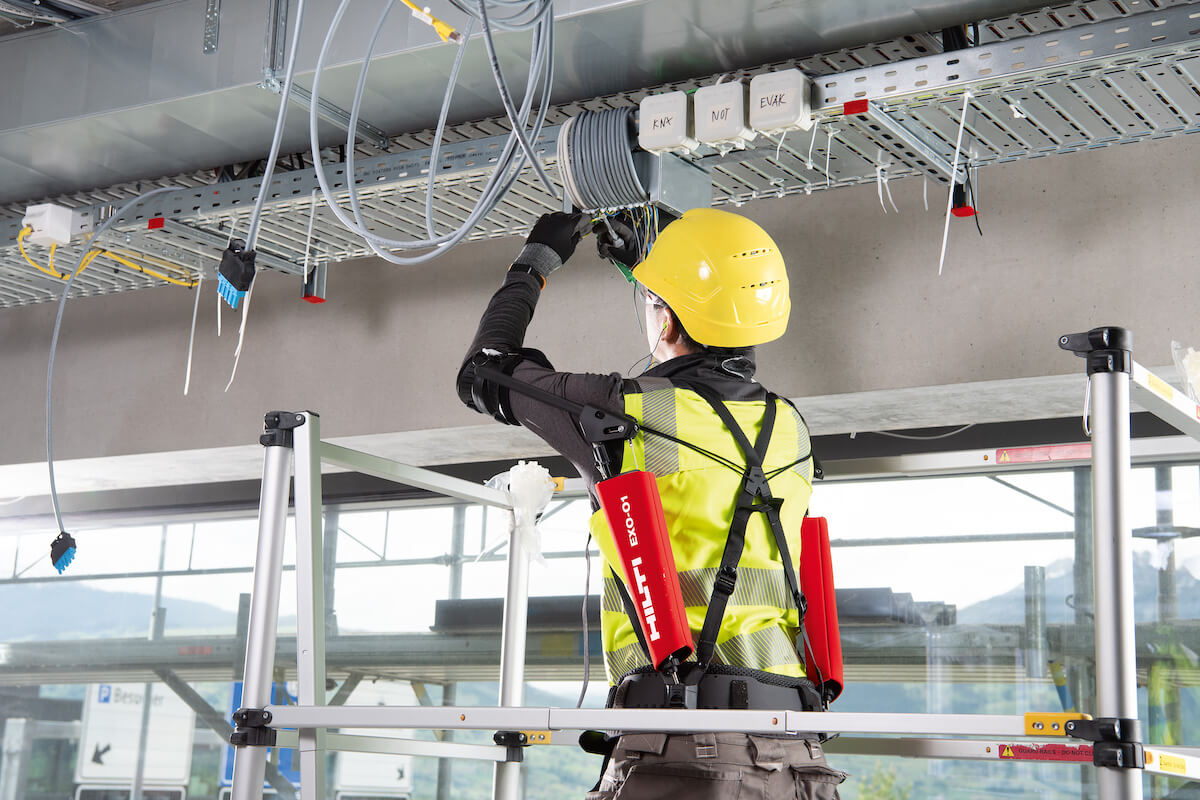 Das Hilti EXO-O1 entlastet den Anwender bei seriellen Schraubarbeiten, die über der Schulter oder über dem Kopf ausgeführt werden müssen. (Foto: Hilti)