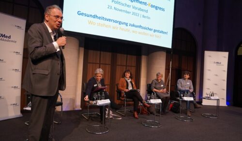 BVMed-Geschäftsführer Dr. Marc-Pierre Möll moderierte den politischen Vorabend mit den Bundestagsabgeordneten (v.l.) Simone Borchardt (CDU/CSU), Martina Stamm-Fibich (SPD), Kordula Schulz-Asche (Die Grünen) und Ates Gürpinar (Die Linke). (Foto: BVMed)