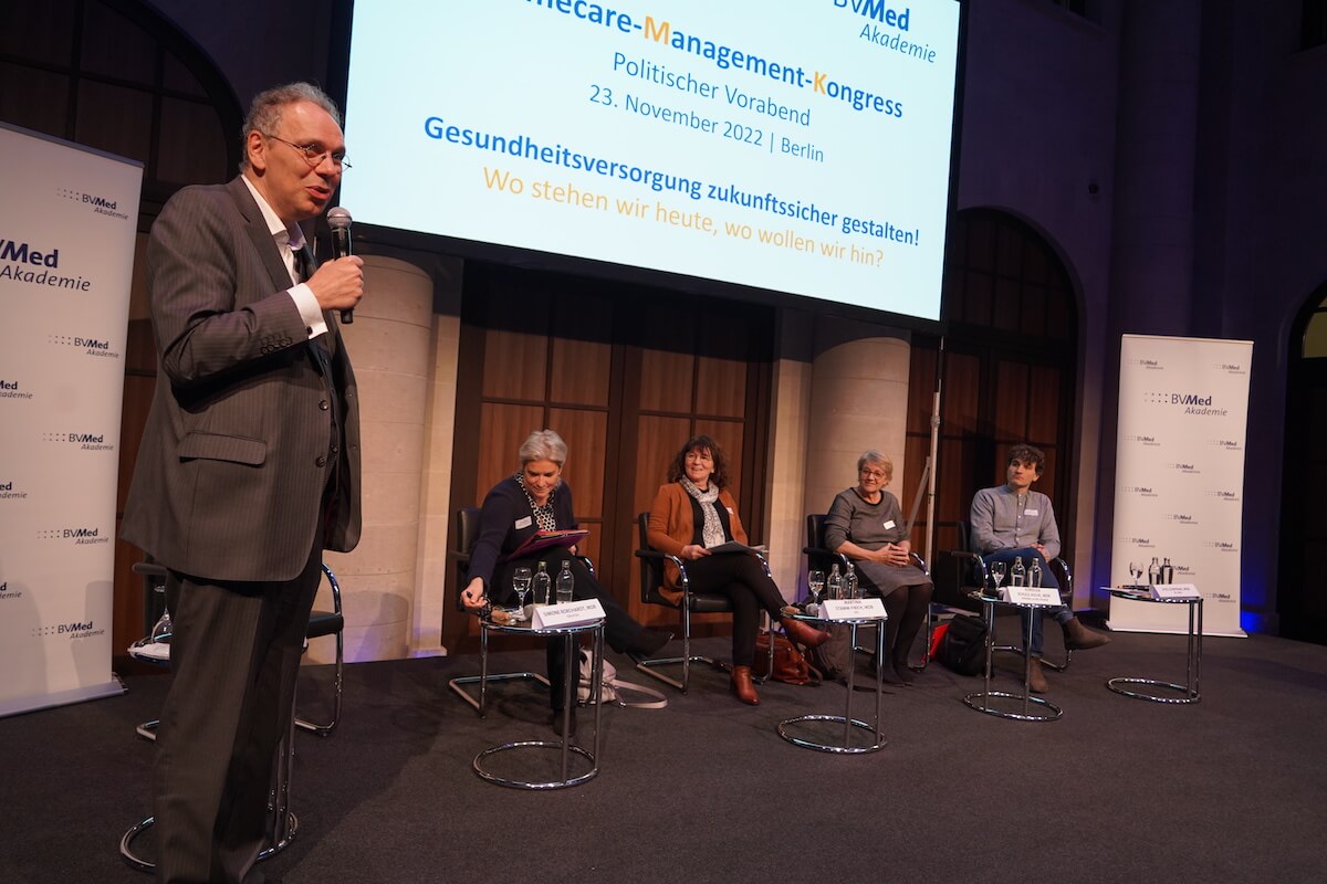BVMed-Geschäftsführer Dr. Marc-Pierre Möll moderierte den politischen Vorabend mit den Bundestagsabgeordneten (v.l.) Simone Borchardt (CDU/CSU), Martina Stamm-Fibich (SPD), Kordula Schulz-Asche (Die Grünen) und Ates Gürpinar (Die Linke). (Foto: BVMed)