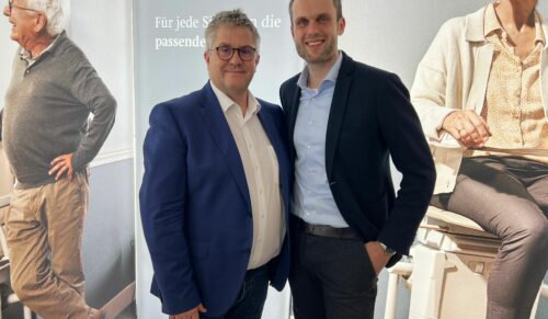 Jens Sellhorn, Geschäftsführer der RehaVital Gesundheitsservice GmbH mit Alexander Weper, Leiter Key Account Management der Liftstar GmbH. (Foto: RehaVital)