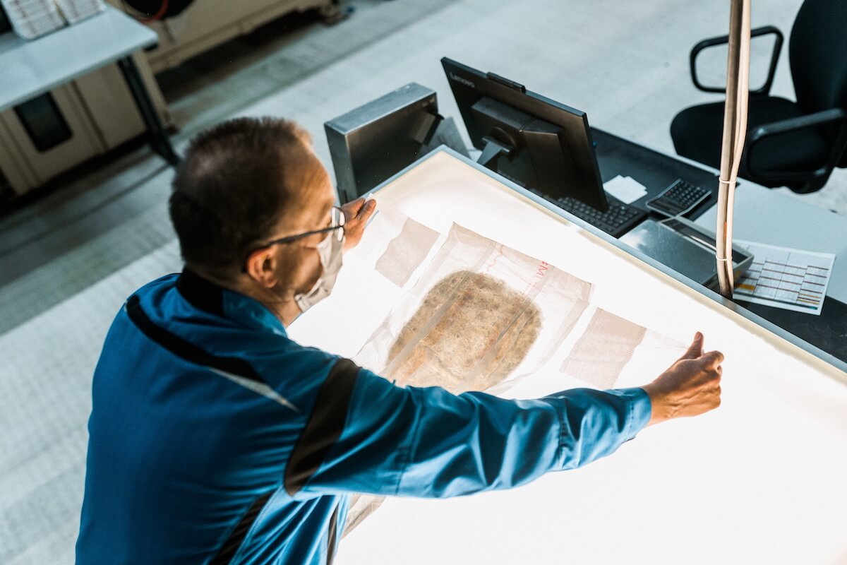 Qualitätskontrolle von aufsaugenden Inkontinenz-Produkten. (Foto: Paul Hartmann AG)