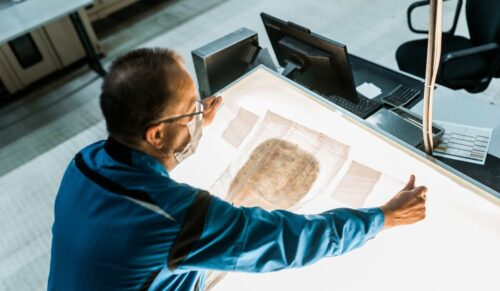 Qualitätskontrolle von aufsaugenden Inkontinenz-Produkten. (Foto: Paul Hartmann AG)