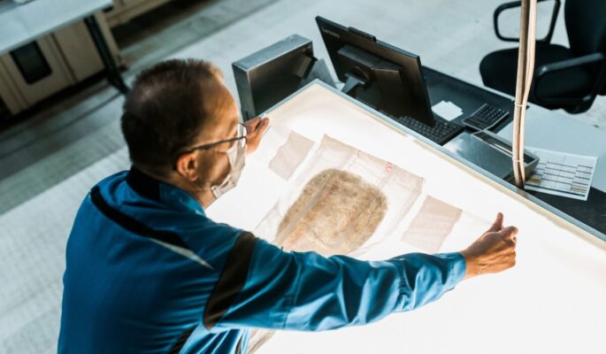 Qualitätskontrolle von aufsaugenden Inkontinenz-Produkten. (Foto: Paul Hartmann AG)
