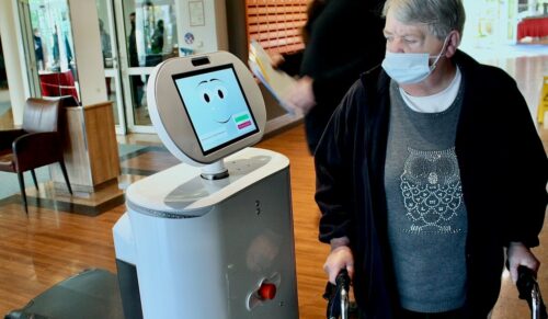 In der Johannesbad Fachklinik Saarschleife in Mettlach wurde das Miteinander von Robotertechnik und Patienten getestet. (Foto: Johannesbad Gruppe)