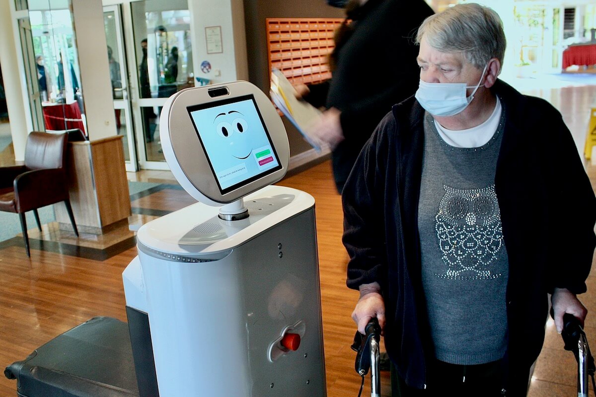 In der Johannesbad Fachklinik Saarschleife in Mettlach wurde das Miteinander von Robotertechnik und Patienten getestet. (Foto: Johannesbad Gruppe)