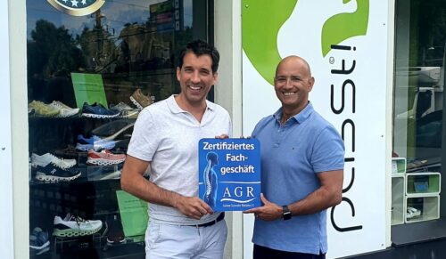 Christian Minder und Michael Nater von Joya mit dem AGR-Siegel für Fachgeschäfte. (Foto: Joya)