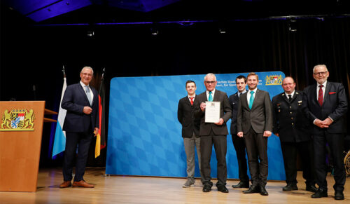 Innenminister Joachim Herrmann verleiht die Auszeichnung an Julius Zorn (v.l.): Luca Mares, Peter Appel, Patrick Bardenhagen, Christian Brandstetter (alle Juzo), Christian Happach (Kreisbrandrat) und Klaus Habermann, Bürgermeister Aichach. (Foto: Juzo)