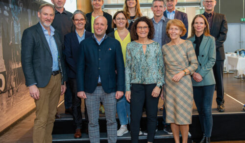 Die Referenten beim 7. Phlebologischen Symposium in Böblingen: Vordere Reihe (v.l.): Dr. med. Jens Tesmann, Prof. Dr. med. Birgit Kahle, Dr. med. Dr. med. univ. Dominic Mühlberger, Carina Heckel, Prof. Dr. med. Anke Strölin, Dr. med. Gabriele Faerber, Dr. med. Jasmin Woitalla-Bruning  Hintere Reihe (v.l.): Thomas Zähringer, Veronika Schulz, Dr. med. Katrin Kofler, Dr. med. Karsten Hartmann, Josef Strobl, Ulrich Frey (Foto: Juzo)