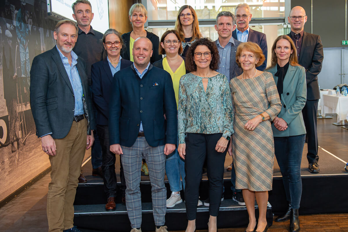 Die Referenten beim 7. Phlebologischen Symposium in Böblingen: Vordere Reihe (v.l.): Dr. med. Jens Tesmann, Prof. Dr. med. Birgit Kahle, Dr. med. Dr. med. univ. Dominic Mühlberger, Carina Heckel, Prof. Dr. med. Anke Strölin, Dr. med. Gabriele Faerber, Dr. med. Jasmin Woitalla-Bruning  Hintere Reihe (v.l.): Thomas Zähringer, Veronika Schulz, Dr. med. Katrin Kofler, Dr. med. Karsten Hartmann, Josef Strobl, Ulrich Frey (Foto: Juzo)