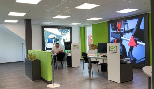Die Mobilitätsmanufaktur Kadomo hat ihr Kundenzentrum neu gestaltet und mit modernen Lounges als Beratungsbereiche ausgestattet. (Foto: Kadomo)