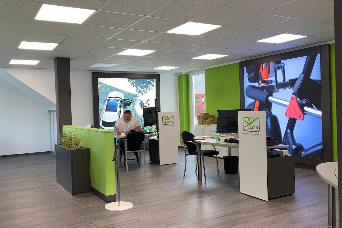 Die Mobilitätsmanufaktur Kadomo hat ihr Kundenzentrum neu gestaltet und mit modernen Lounges als Beratungsbereiche ausgestattet. (Foto: Kadomo)