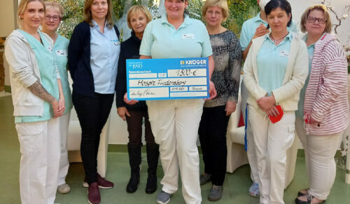 Christin Forbrig sowie Angelika Milzarek vom Firmenverbund Kröger (3. und 4. v.l.) bei der Übergabe des Spendenschecks an die Mitarbeiterinnen des Hospiz Friedensberg. (Foto: Medizintechnik & Sanitätshaus Harald Kröger)