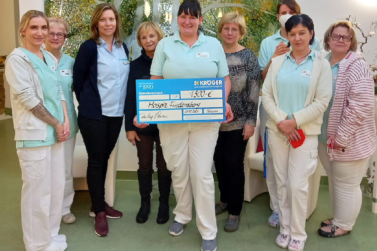 Christin Forbrig sowie Angelika Milzarek vom Firmenverbund Kröger (3. und 4. v.l.) bei der Übergabe des Spendenschecks an die Mitarbeiterinnen des Hospiz Friedensberg. (Foto: Medizintechnik & Sanitätshaus Harald Kröger)