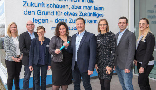 Symbolische Staffelstabübergabe von Petra Kröger-Schumann an Michael Städter inmitten der sechs Bereichsleiter des Firmenverbunds Kröger. (Foto: Medizintechnik & Sanitätshaus Harald Kröger)