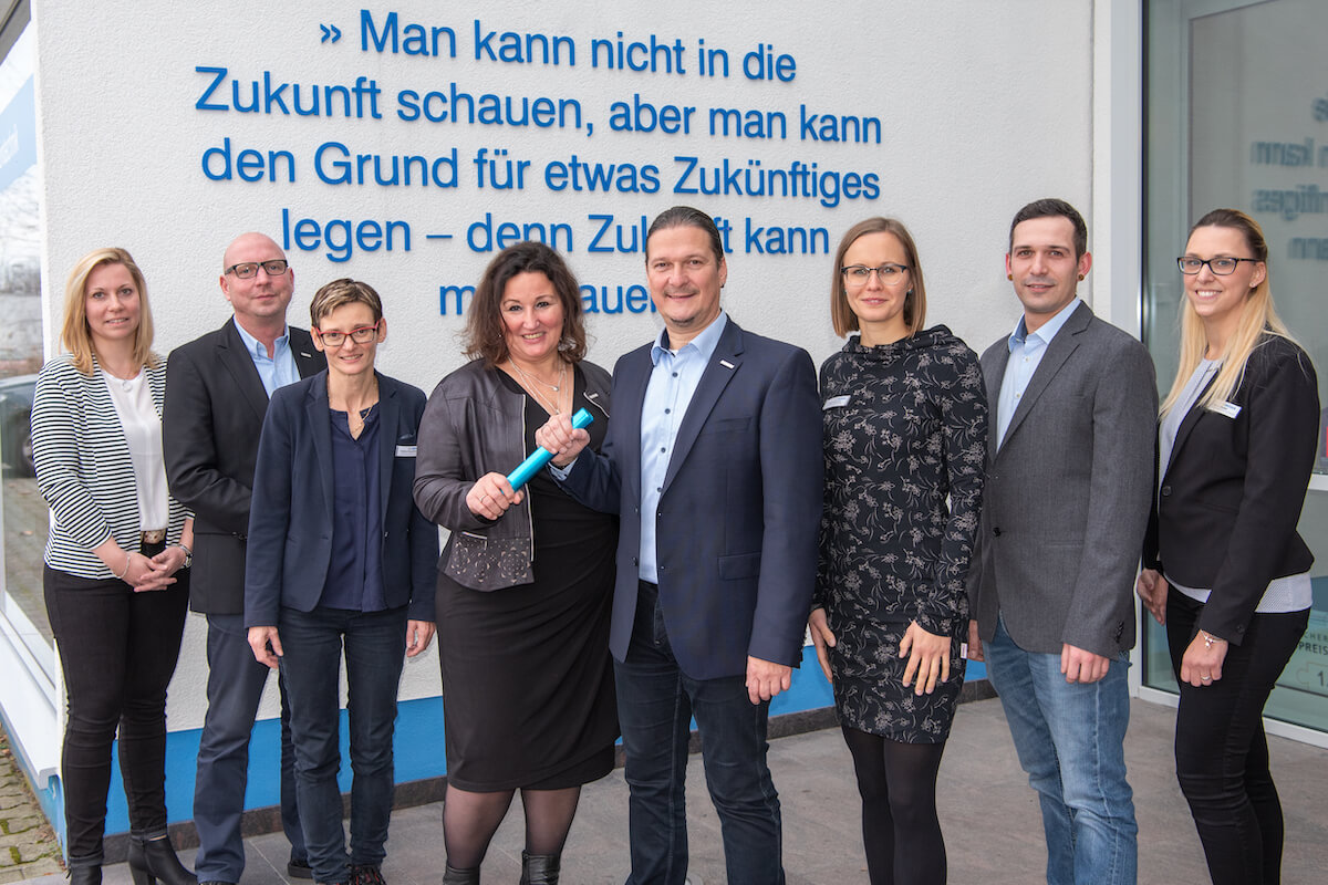 Symbolische Staffelstabübergabe von Petra Kröger-Schumann an Michael Städter inmitten der sechs Bereichsleiter des Firmenverbunds Kröger. (Foto: Medizintechnik & Sanitätshaus Harald Kröger)