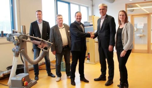 Begrüßen den Kooperationsvertrag zur Sicherung der Fachausbildung zum Orthopädietechnikmeister im Osten Deutschlands (v.l.): Stefan Krautz, Thoralf Mewes, Michael Städter, Knut Deutscher, Stephanie Gartner. (Foto: Medizintechnik Harald Kröger)