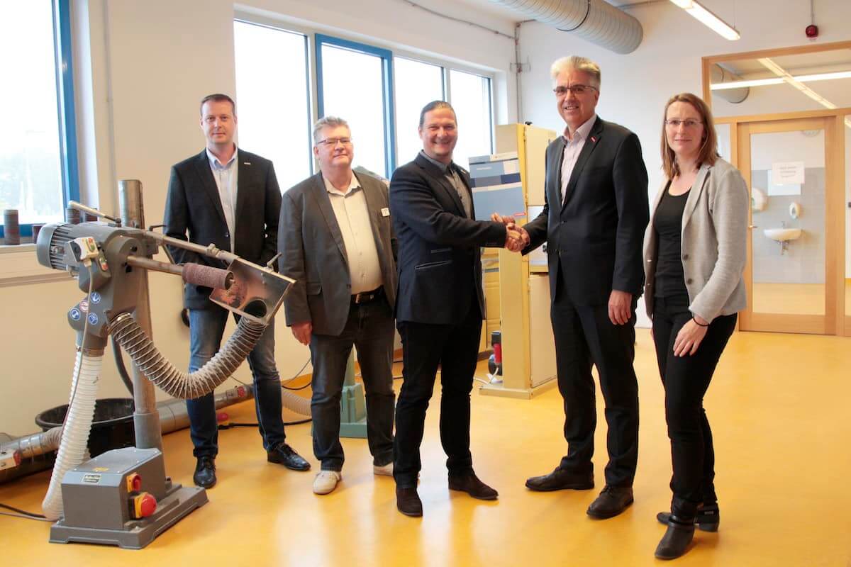 Begrüßen den Kooperationsvertrag zur Sicherung der Fachausbildung zum Orthopädietechnikmeister im Osten Deutschlands (v.l.): Stefan Krautz, Thoralf Mewes, Michael Städter, Knut Deutscher, Stephanie Gartner. (Foto: Medizintechnik Harald Kröger)