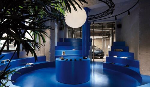Der neue Lynk-Store in Berlin verkauft mehr als nur Autos. (Foto: Lynk)