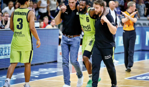 Als Physiotherapeut von Medi Bayreuth ist Kevin Schneider (r.) rund um die Uhr für die Spieler der Profi-Basketballmannschaft erreichbar. (Foto: Ochsenfoto.de)