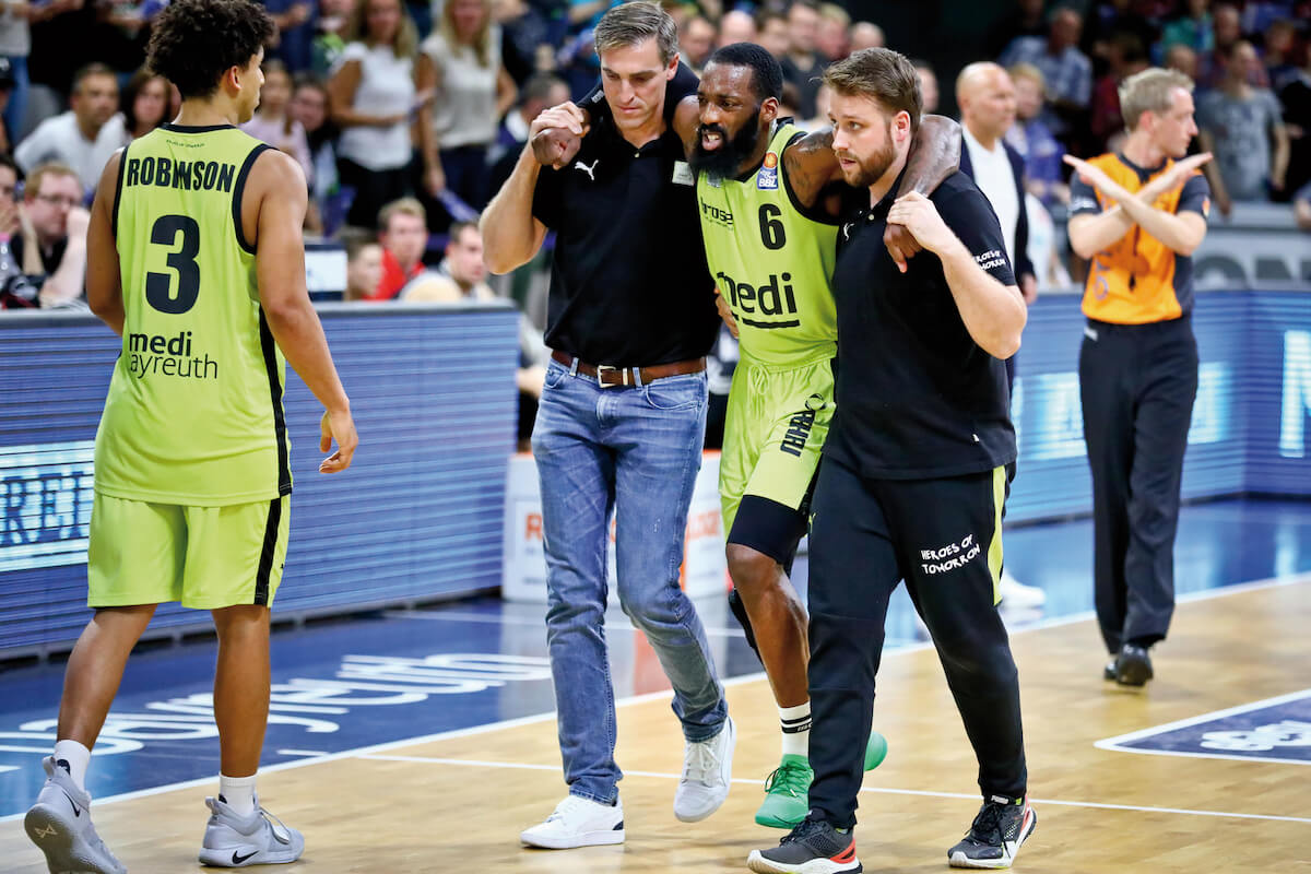 Als Physiotherapeut von Medi Bayreuth ist Kevin Schneider (r.) rund um die Uhr für die Spieler der Profi-Basketballmannschaft erreichbar. (Foto: Ochsenfoto.de)
