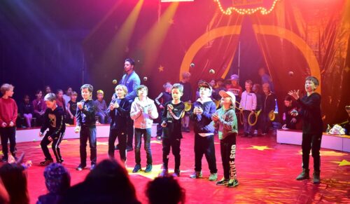 Kinder trainieren beim Kinder-Mitmachzirkus Baldini (Foto: Medi-Center)