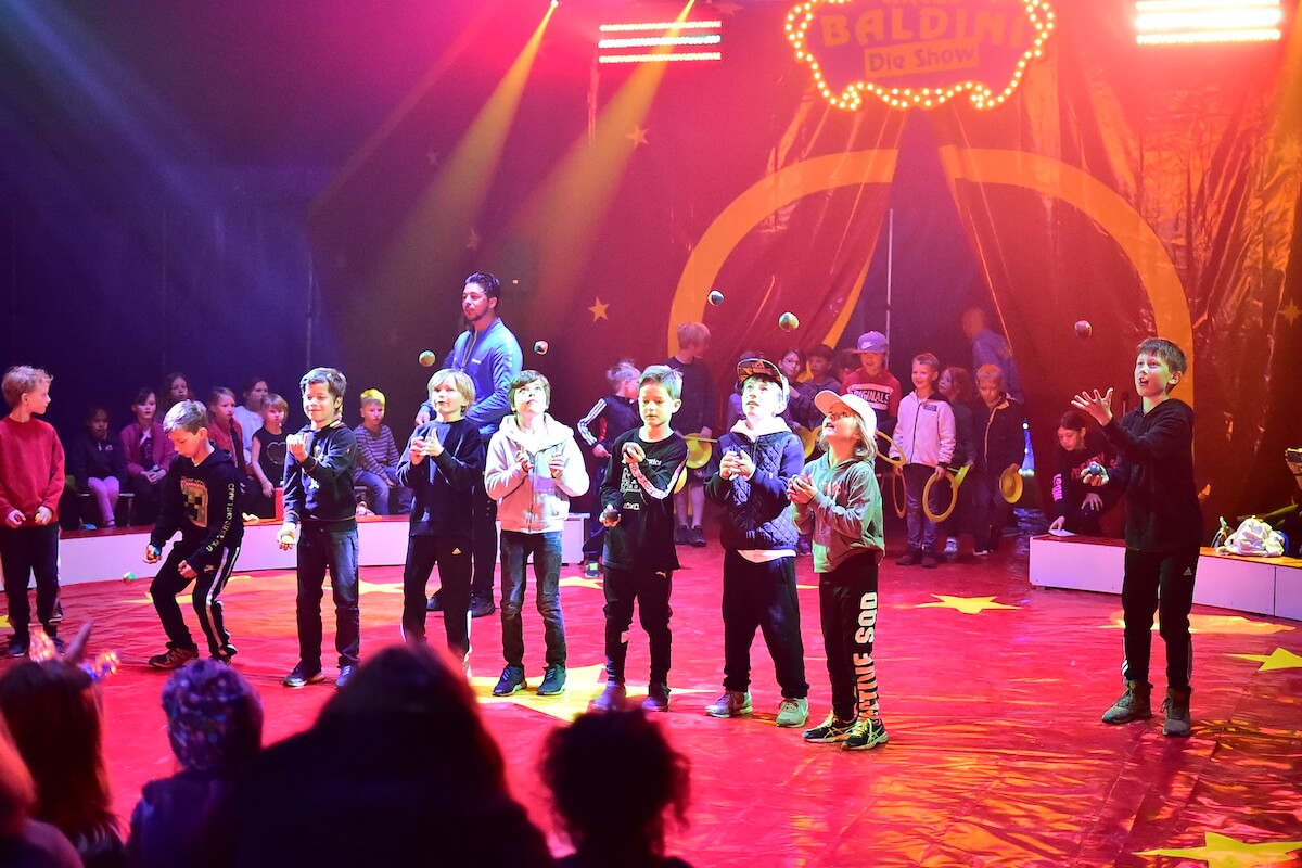 Kinder trainieren beim Kinder-Mitmachzirkus Baldini (Foto: Medi-Center)