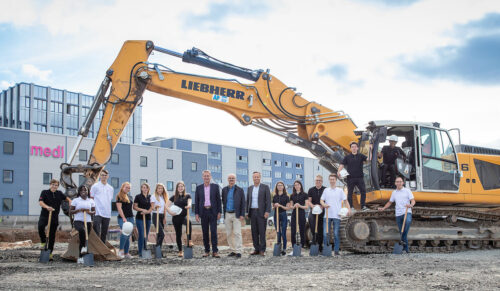 ße Baumaschinen haben das Gelände in den letzten Monaten für den Medi Neubau vorbereitet. Jetzt weihten die neuen Auszubildenden gemeinsam mit der Geschäftsführung (Bildmitte v.l.: Gerhard Kolb, Stefan Weihermüller und Dirk Treiber) die Baustelle ein. (Foto: Medi)