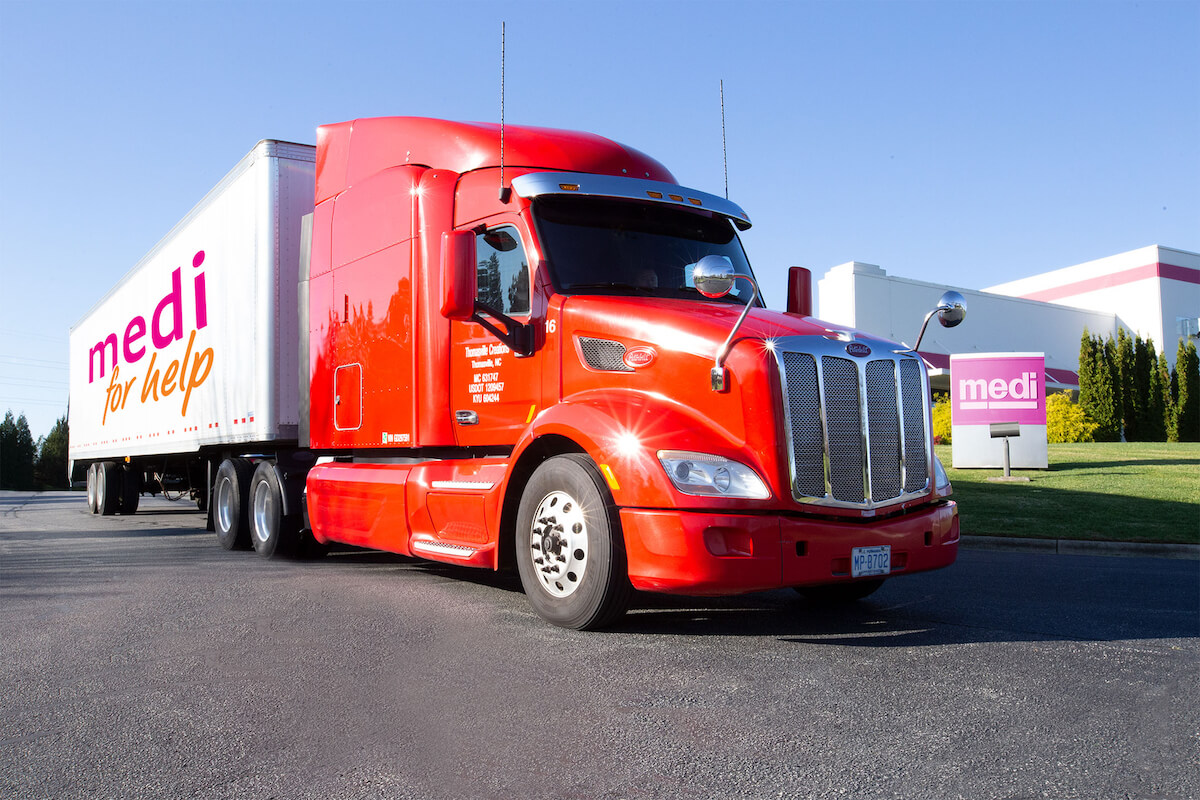 Bei der Medi-Niederlassung in den USA wurde der Spendencontainer mit Hilfsmitteln gelagert und auf Hitzebeständigkeit geprüft. (Foto: www.medi.de)