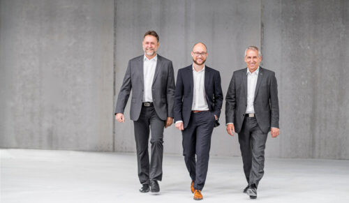 Die Medica-Geschäftsführung mit Otto Höbel (CTO, l.), Dr. Jonathan Kopf (CEO, Mitte) und Peter Kopf (CEO, Gründer). (Foto: Medica)