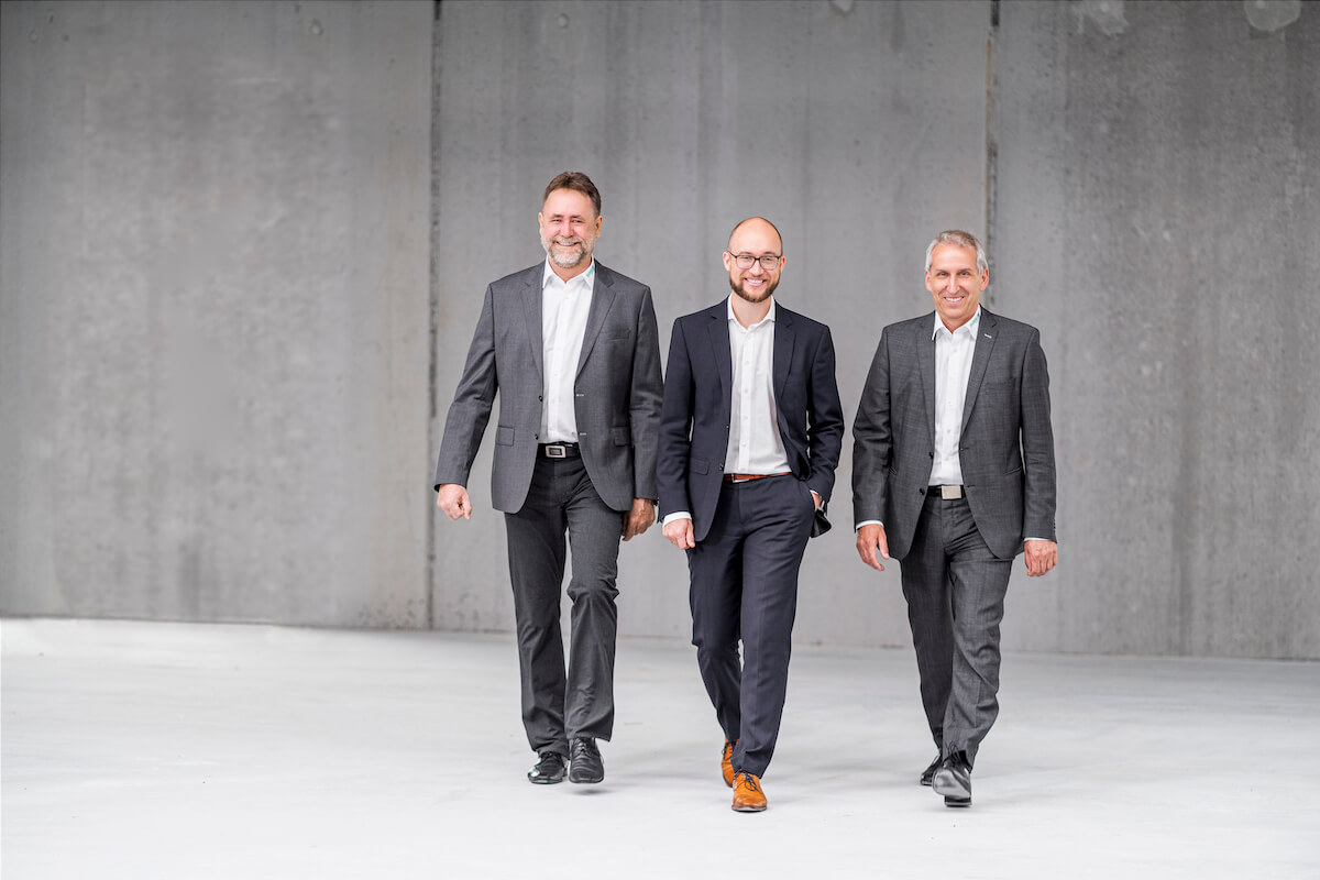 Die Medica-Geschäftsführung mit Otto Höbel (CTO, l.), Dr. Jonathan Kopf (CEO, Mitte) und Peter Kopf (CEO, Gründer). (Foto: Medica)