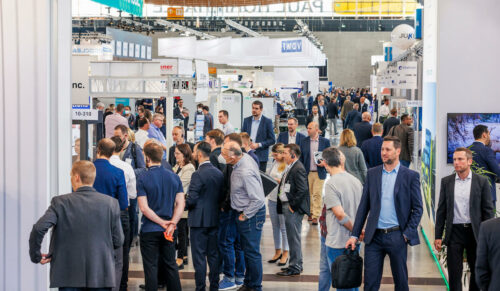 Eine Produktionsstraße im Zentrum der Halle veranschaulichte die Komplexität des Fertigungsprozesses von Medizinprodukten. (Foto: Medteclive)