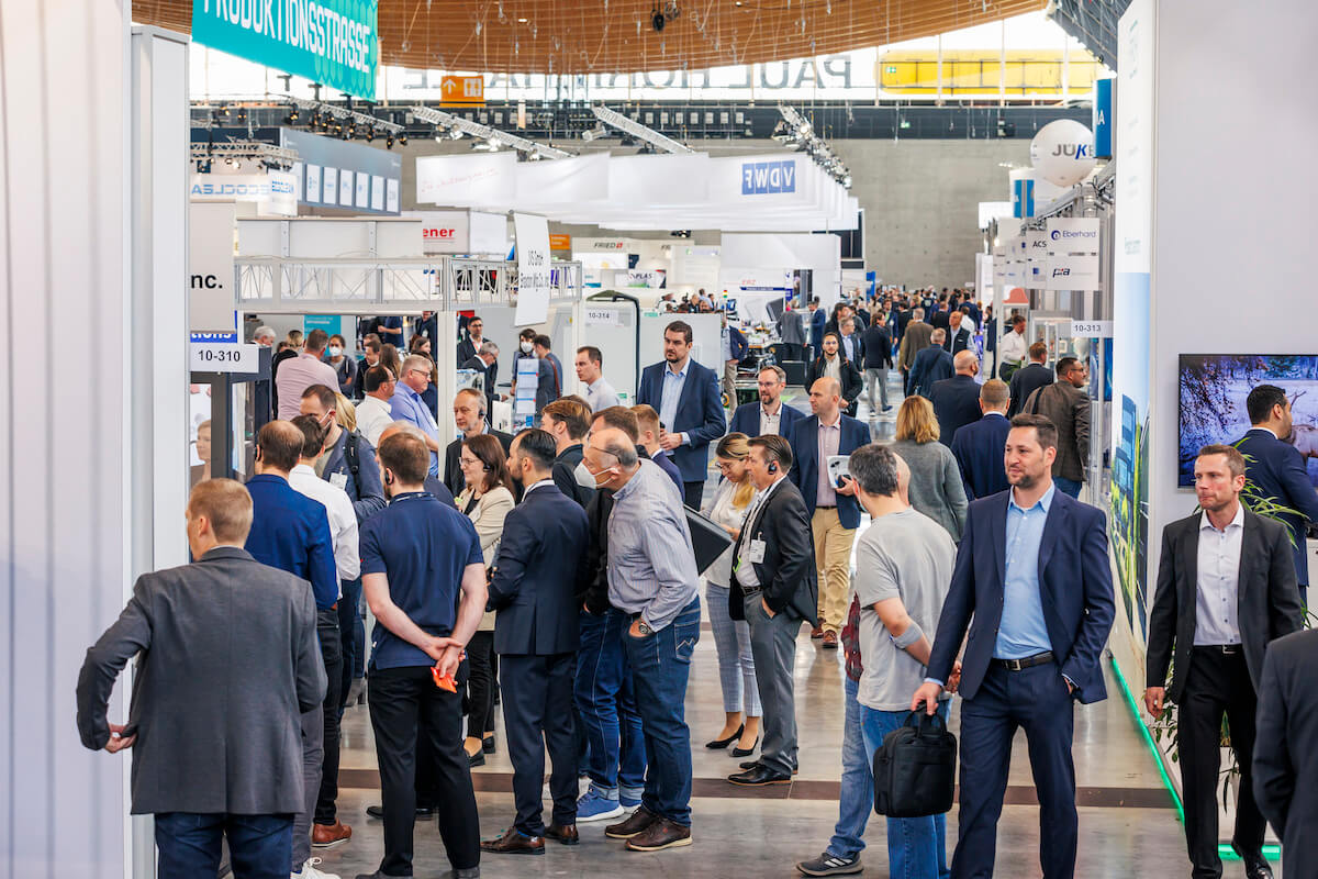 Eine Produktionsstraße im Zentrum der Halle veranschaulichte die Komplexität des Fertigungsprozesses von Medizinprodukten. (Foto: Medteclive)