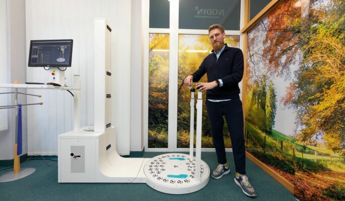 In der Messkabine mit dem Ganzkörper-Scanner „Bodytronic 610“ von Bauerfeind steigert Maximilian Möller den Wohlfühlfaktor mit einem Fotomotiv des Thüringer Waldes. (Foto: Bauerfeind/Frank Steinhorst)