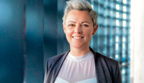 „Das betriebliche Gesundheitsmanagement wird zukünftig einen noch größeren Stellenwert in den Betrieben einnehmen. Für die Venen- und Rückenberatung sowie -versorgung gibt es bereits viele BGM-Anbieter. Die Füße sind noch eine Nische, die von Bauerfeind bzw. den Qualitätspartnern bedient wird“, sagt Anja Metzner, seit 1. Januar 2022
Leiterin externes BGM bei Bauerfeind. (Foto: Bauerfeind)