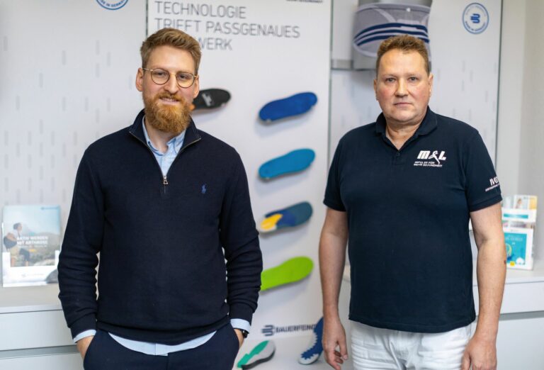 Maximilian und Stefan Möller arbeiten gemeinsam an der Digitalisierung von M&L Löser Orthopädie-Schuh und Technik. (Foto: Bauerfeind/Frank Steinhorst)