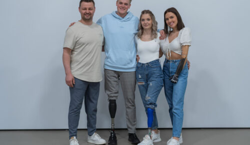 Über Movao können sich Mitglieder miteinander vernetzen oder an Events teilnehmen. Bei einem davon trafen sich (v.l.) Ottobock Brand Ambassador Heinrich Popow, Genium X3 Träger Alex Böhm sowie die Anwenderinnen Anna und Gina. (Foto: Ottobock)