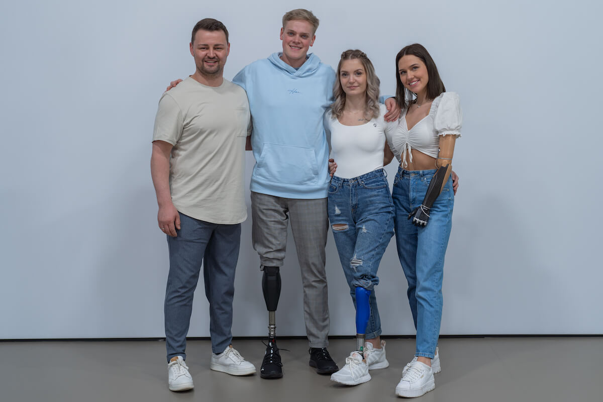 Über Movao können sich Mitglieder miteinander vernetzen oder an Events teilnehmen. Bei einem davon trafen sich (v.l.) Ottobock Brand Ambassador Heinrich Popow, Genium X3 Träger Alex Böhm sowie die Anwenderinnen Anna und Gina. (Foto: Ottobock)