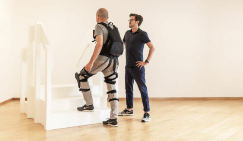 Kann in der Rehabilitation von Covid-19-Patienten nach einem Aufenthalt auf der Intensivstation eingesetzt werden: das Exoskelett Myosuit. (Foto: Myoswiss)