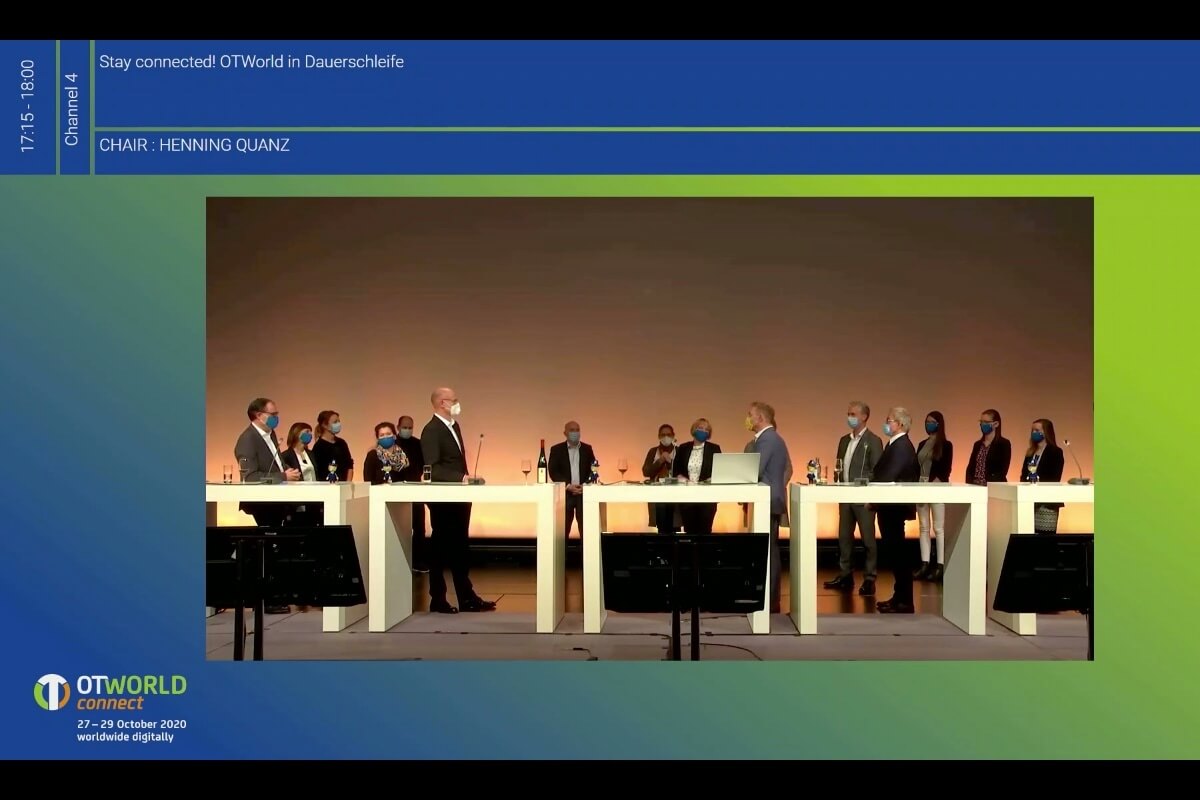 „Bitte alle auf die Bühne“ hieß es zum Abschluss der OTWorld.connect in Leipzig. (Foto: Screenshot)