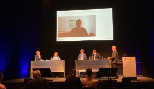 Branchenpolitisches Forum auf der OTWorld (v.l.): Moderator Henning Quanz, Carla Grienberger, Andreas Brandhorst, Prof. Dr. Joachim Kugler und Alf Reuter. Zugeschaltet aus Berlin ist Rainer Sbrzesny, Referent im Arbeitsstab der Patientenbeauftragten der Bundesregierung. (Foto: Redaktion)