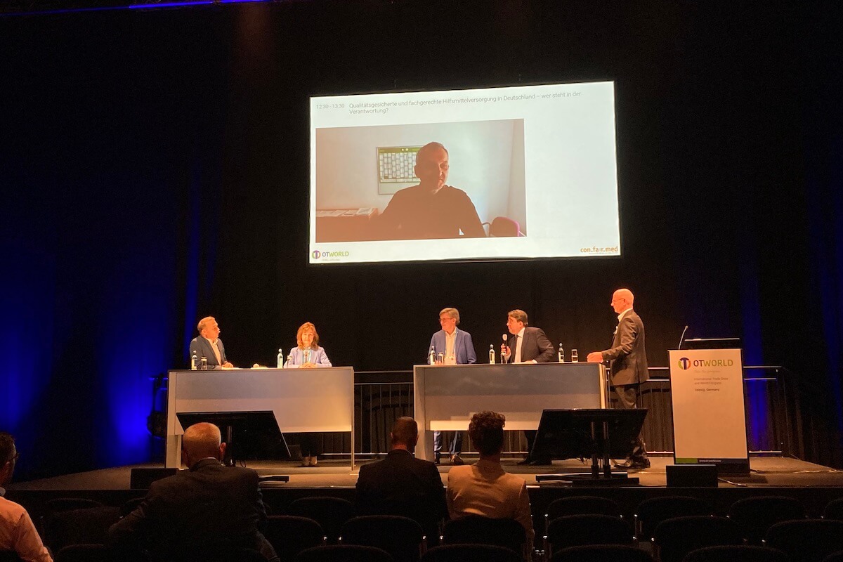 Branchenpolitisches Forum auf der OTWorld (v.l.): Moderator Henning Quanz, Carla Grienberger, Andreas Brandhorst, Prof. Dr. Joachim Kugler und Alf Reuter. Zugeschaltet aus Berlin ist Rainer Sbrzesny, Referent im Arbeitsstab der Patientenbeauftragten der Bundesregierung. (Foto: Redaktion)