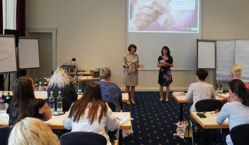 Michaela Lundius (l.) und Claudia Horrer leiteten zwei Tage durch die Inhalte des Exklusiv-Seminars. (Foto: Ofa Bamberg)