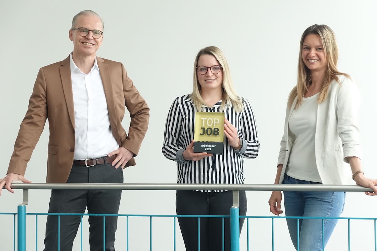 Geschäftsführer Rainer Kliewe und die beiden Personalentwicklerinnen Debora Bähring und Stefanie Schwitalla freuen sich über die „Top Job“-Auszeichnung für die Ofa Bamberg GmbH. (Foto: Ofa Bamberg)