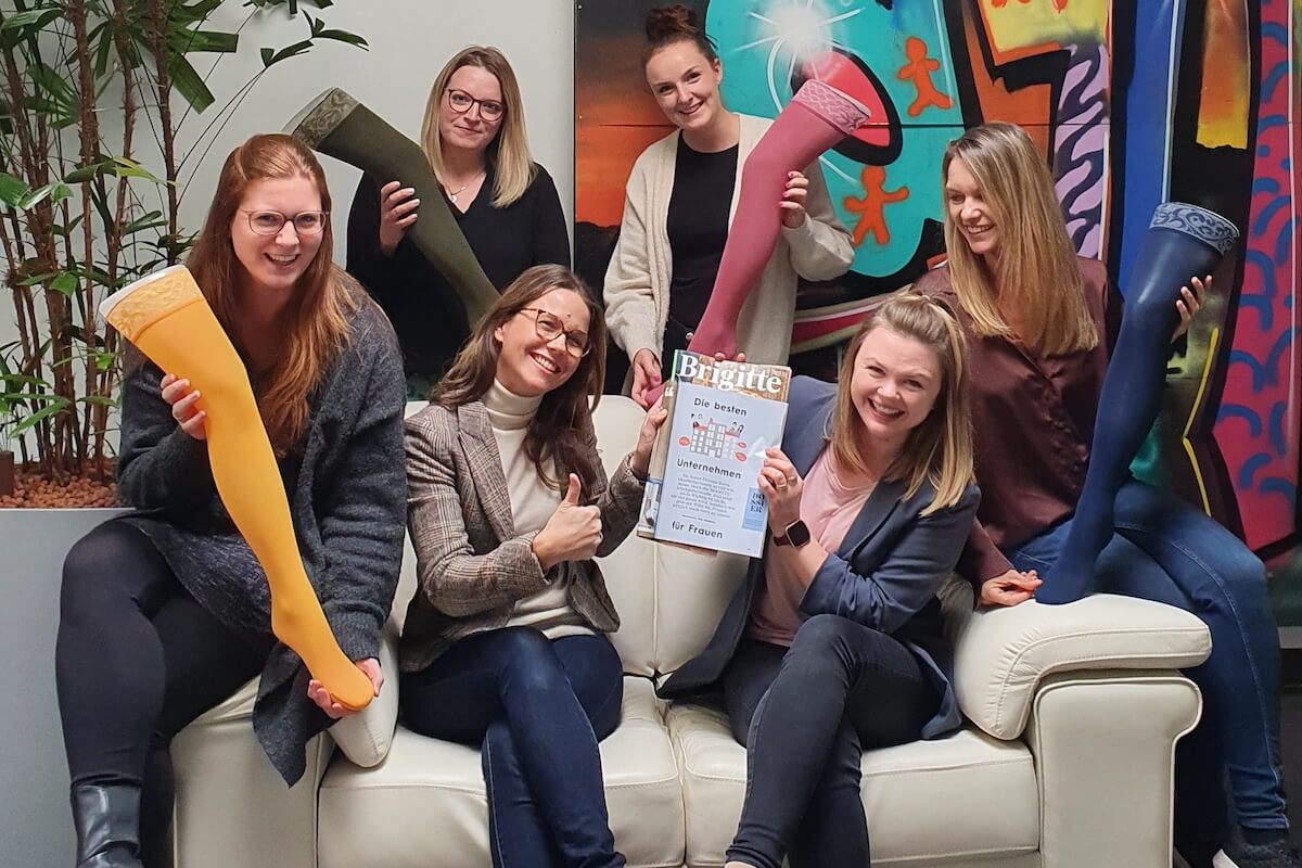 Das Employer-Branding-Team freut sich über die Ergebnisse der Brigitte-Arbeitgeberstudie (v.l.): Pia Grasser, Debora Bähring, Eva Rudroff, Angelina Jäger, Cornelia Panten und Steffi Schwitalla. (Foto: Ofa Bamberg)