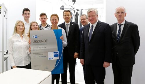 Neben vier Auszubildenden von Ottobock freuen sich (v.l.) Stefanie Senhen (Ausbildungsleiterin bei Ottobock), Philipp Schulte-Noelle (CEO/CFO Ottobock), Dr. Horst Schrage (Hauptgeschäftsführer IHK Hannover), Dr. Bernd Althusmann (Niedersächsischer Minister für Wirtschaft, Arbeit, Verkehr und Digitalisierung) und Prof. Dr. Günter Hirth (Abteilungsleiter Berufsbildung der IHK Hannover) über die Auszeichnung. (Foto: Mirko Plha für Ottobock)