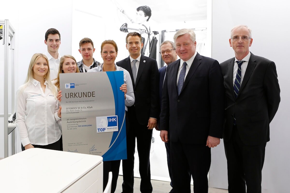 Neben vier Auszubildenden von Ottobock freuen sich (v.l.) Stefanie Senhen (Ausbildungsleiterin bei Ottobock), Philipp Schulte-Noelle (CEO/CFO Ottobock), Dr. Horst Schrage (Hauptgeschäftsführer IHK Hannover), Dr. Bernd Althusmann (Niedersächsischer Minister für Wirtschaft, Arbeit, Verkehr und Digitalisierung) und Prof. Dr. Günter Hirth (Abteilungsleiter Berufsbildung der IHK Hannover) über die Auszeichnung. (Foto: Mirko Plha für Ottobock)