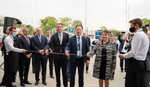 Ottobock CEO Philipp Schulte-Noelle, COO Arne Jörn und die Wirtschaftsministerin Bulgariens Daniela Vezieva eröffnen das Werk. (Foto: Ottobock)