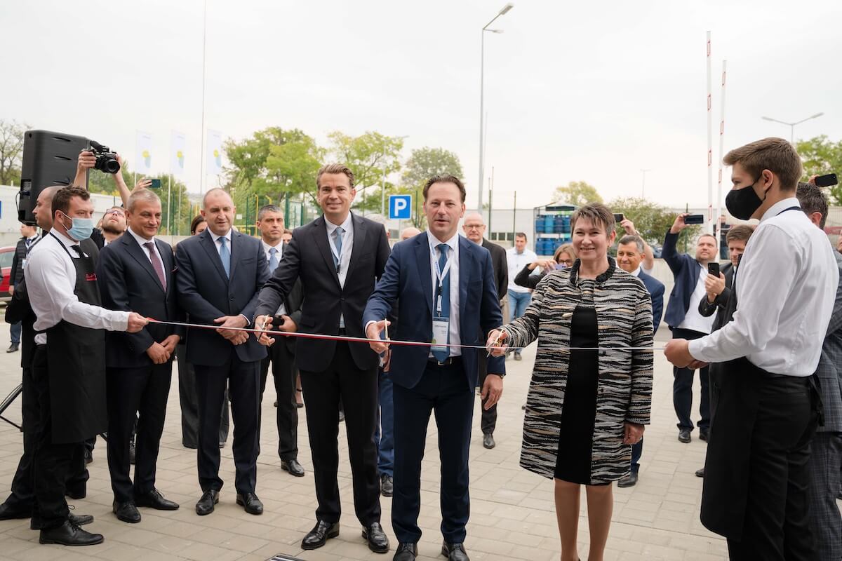 Ottobock CEO Philipp Schulte-Noelle, COO Arne Jörn und die Wirtschaftsministerin Bulgariens Daniela Vezieva eröffnen das Werk. (Foto: Ottobock)