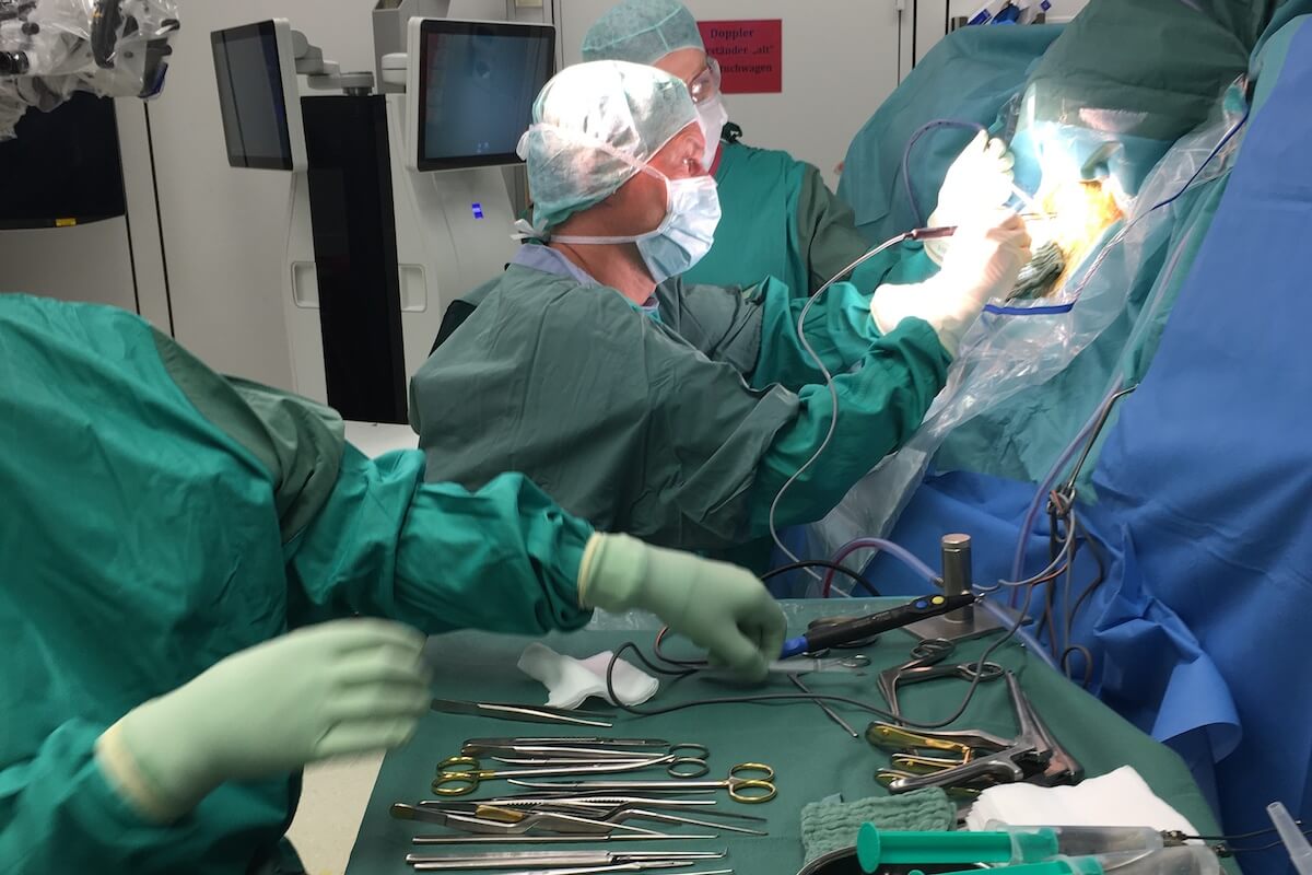 Das Exoskelett Paexo Shoulder – unter der OP-Kleidung – entlastet Schulter- und Armmuskulatur von Prof. Dr. Veit Rohde bei längeren neurochirurgischen Operationen. (Foto: Neurochirurgische Klinik Universitätsmedizin Göttingen/NCHI)